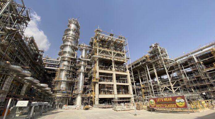 Iraqi Official Rejects Claims of Building Refineries Abroad