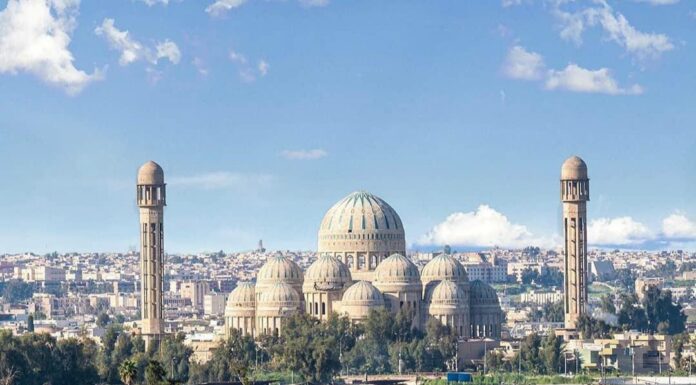 Mosul Municipality rewards citizen for fighting illegal garbage dumping